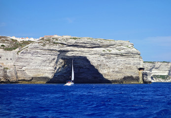 La grotte du chapeau de Napol&eacute;on &agrave; Bonifacio en Corse