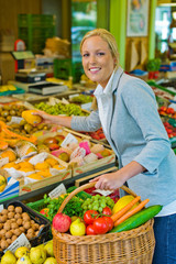 Frau am Obstmarkt mit Einkaufskorb