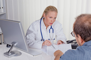 Ärztin mit Stethoskop spricht mit Patienten