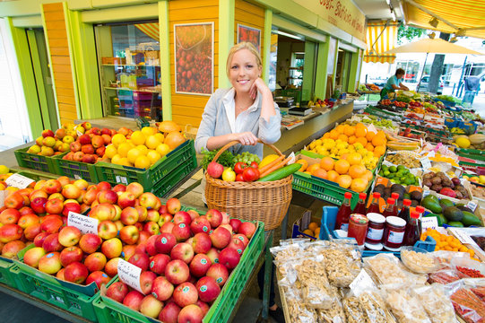 Frau am Obstmarkt mit Einkaufskorb