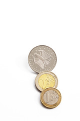 Euromünzen auf weißem Hintergrund