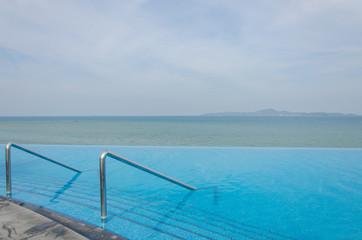 Fototapeta na wymiar Luxury swimming pool in front of the sea