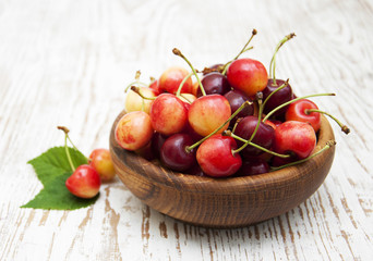 Fresh cherries in bowl
