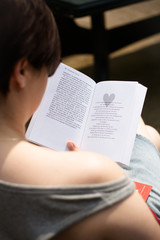 Naklejka premium Femme qui lit un livre
