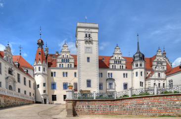 Fototapeta na wymiar Hofseite Schloss Boitzenburg