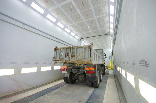 carrosserie - camion en cabine de peinture