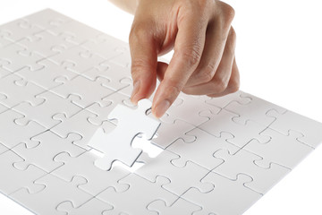 Hand vollständigt weißes puzzle