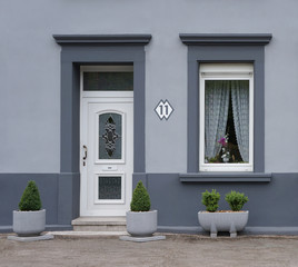 Modernisierte Fassade in grau