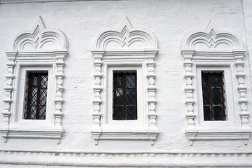 Fototapeta na wymiar Old orthodox church windows. Kremlin in Kolomna, Russia.