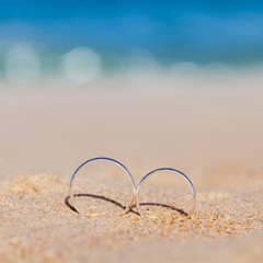 Fototapeta na wymiar Wedding rings put on the beachside.