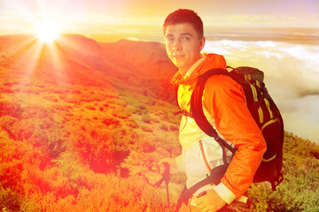 wanderer mit rücksack in einem berglandschaft