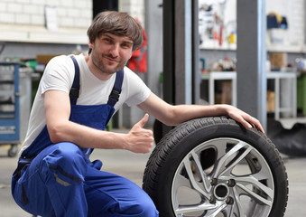 Reifenwechsel in einer KFZ Werkstatt // Tire change by mechanic