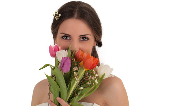 Die h&uuml;bsche Braut genie&szlig;t den Duft ihres Blumenstrau&szlig;es, sinnlich und vertr&auml;umt