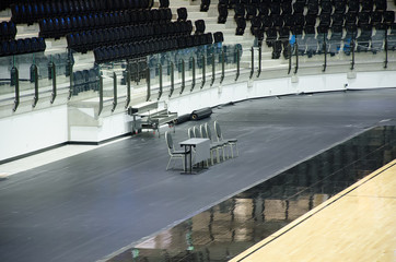 Chaises vides pour les entraîneurs sur l& 39 arène de basket-ball.