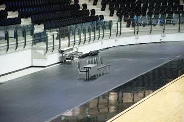 Papier Peint photo Stade Chaises vides pour les entraîneurs sur l& 39 arène de basket-ball.