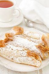 pasteis de tentugal and tea