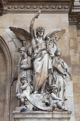 Engelsskulptur an der Opera Garnier in Paris