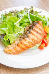 Grill salmon salad