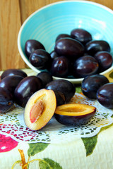 Plate plums and plum, cut in half.