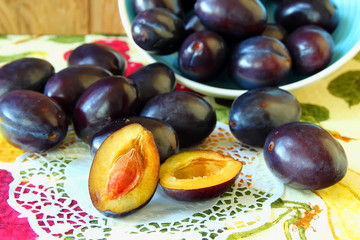 Plate plums and plum, cut in half.