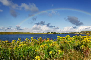 Connemara, Irland, Landschaft mit Regenbogen und See