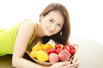 フルーツを持つ笑顔の女性