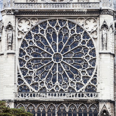 Fensterrosette an der Notre Dame Kirche in Paris