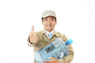 ボトルを運ぶ笑顔の労働者