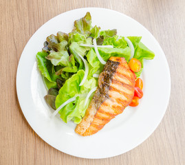Grill salmon salad
