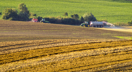 Traktory rolnicze pracujące na polu © Mike Mareen