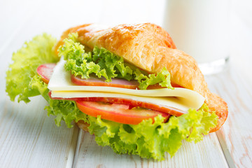 sandwich croissant
