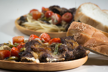 Жареная говядина со спагетти и помидорами черри
