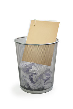 Papierkorb mit Akte