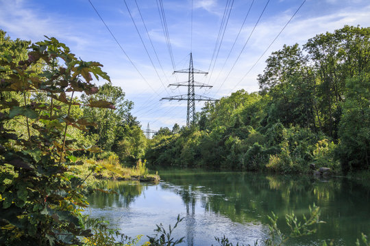 Stromleitungen f&uuml;hren zu dem Wasserkraftwerk in der Wolfzahnau in der Fuggerstadt Augsburg