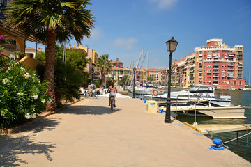andando en bicicleta por el muelle de una villa marinera
