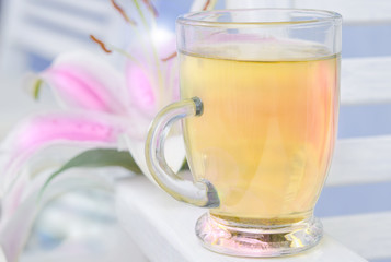 filiżanka z herbatą na tle różowy kwiat