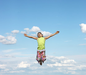 Obraz premium happy little girl flying in the sky