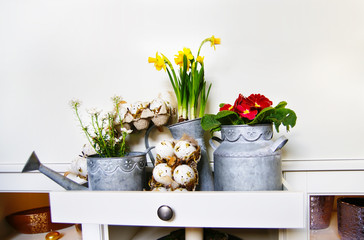 Wielkanocne dekoracje z kwiatami i jajkami - obrazy, fototapety, plakaty
