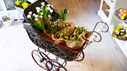 Romantyczny wózek wypełniony kwiatami - obrazy, fototapety, plakaty