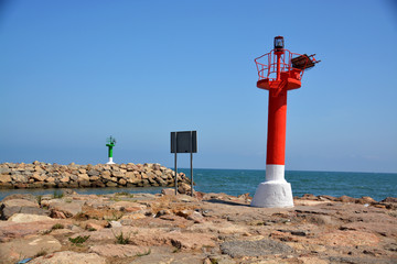 balizas de señalizacion en entrada a un puerto maritimo
