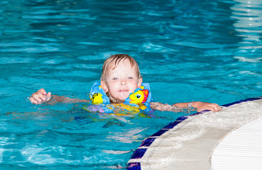 Fototapeta na wymiar Boy in swimming pool