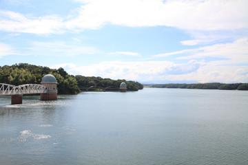 Fototapeta na wymiar 多摩湖と取水塔