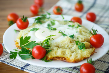 Egg baked in potatoes