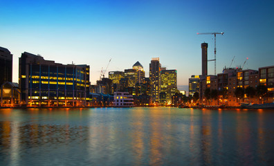 Obraz premium Londyn, Canary Wharf o zmierzchu