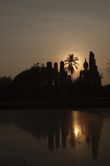 Silhouette bei Sonnenuntergang in Wat Mahathat in Sukhothai