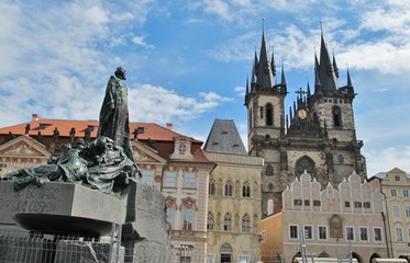 Fototapeta na wymiar Jan-Hus-Denkmal und Teynkirche, Prag