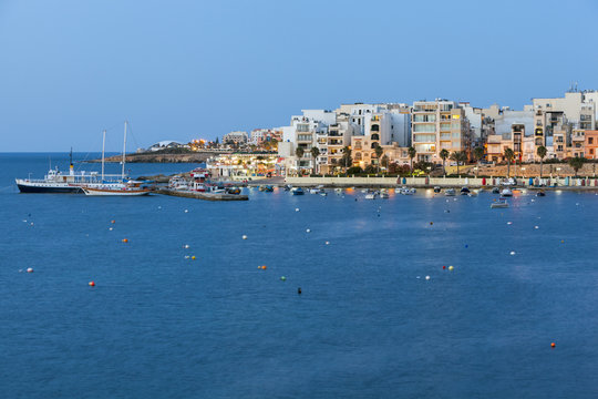 Bucht von St Paul auf der Insel Malta am abend