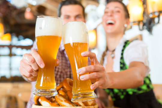 Bayrisches Paar stößt mit Bier an