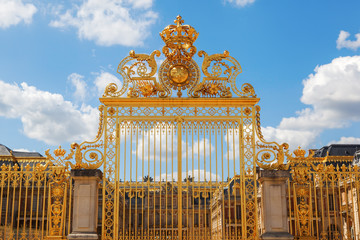 goldener Eingang vom Schloss Versailles