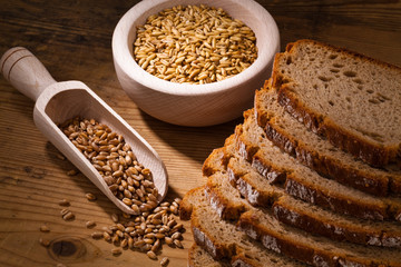 Brotschnitten aus dunklem Brot